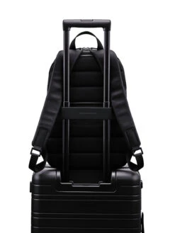 Horizn Studios Gion Backpack Pro S - Black -Reiseaufbewahrung 1047668 4260447324701 GionBackpack Black S 05DetailWithTrolley 5000