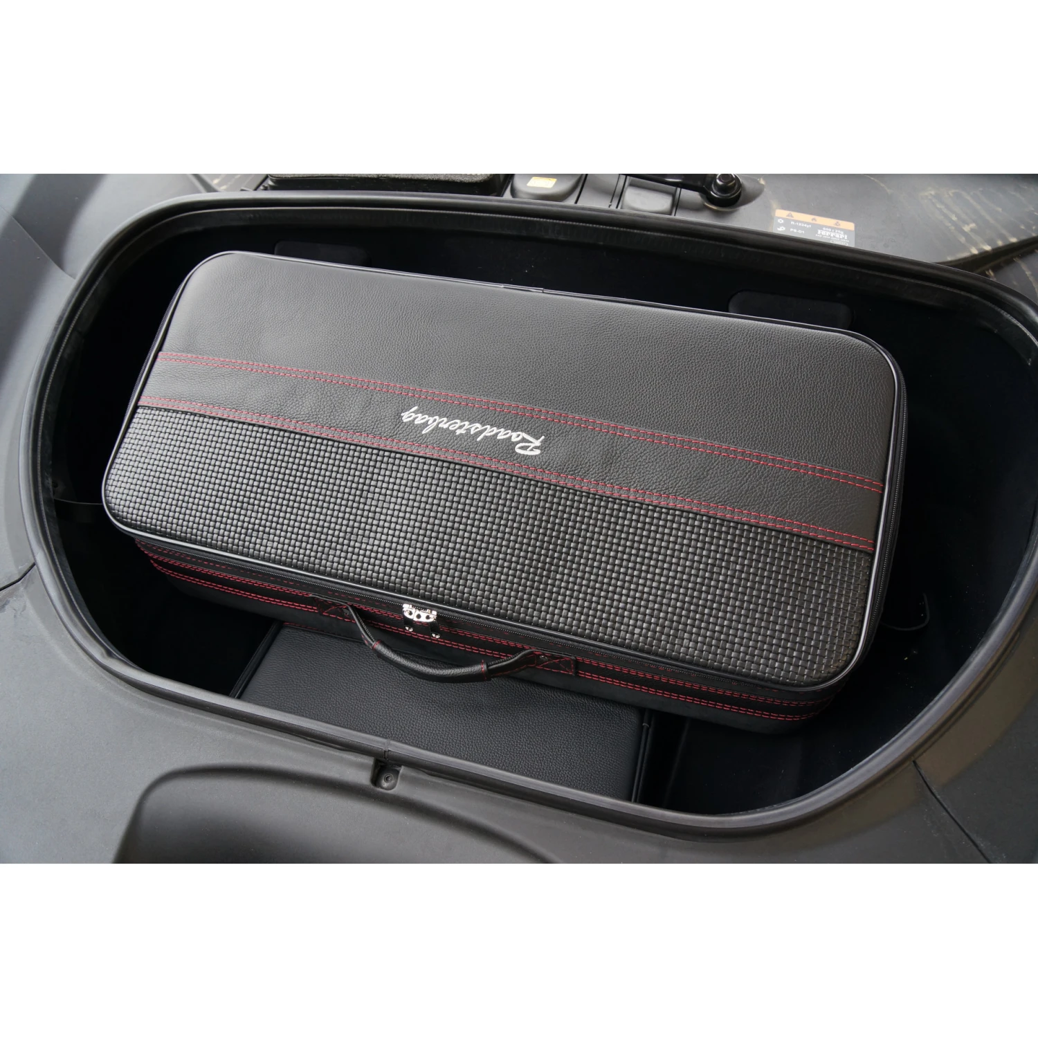 Ferrari F8 Tributo + F8 Spider (inkl. 488 Pista + 458 Speziale) - 2-tlg. Kofferset Kofferraum - Rote Naht/Futter Grau 6 Ferrari F8 Tributo + F8 Spider (inkl. 488 Pista + 458 Speziale) - 2-tlg. Kofferset Kofferraum - Rote Naht/Futter Grau – Bild 4