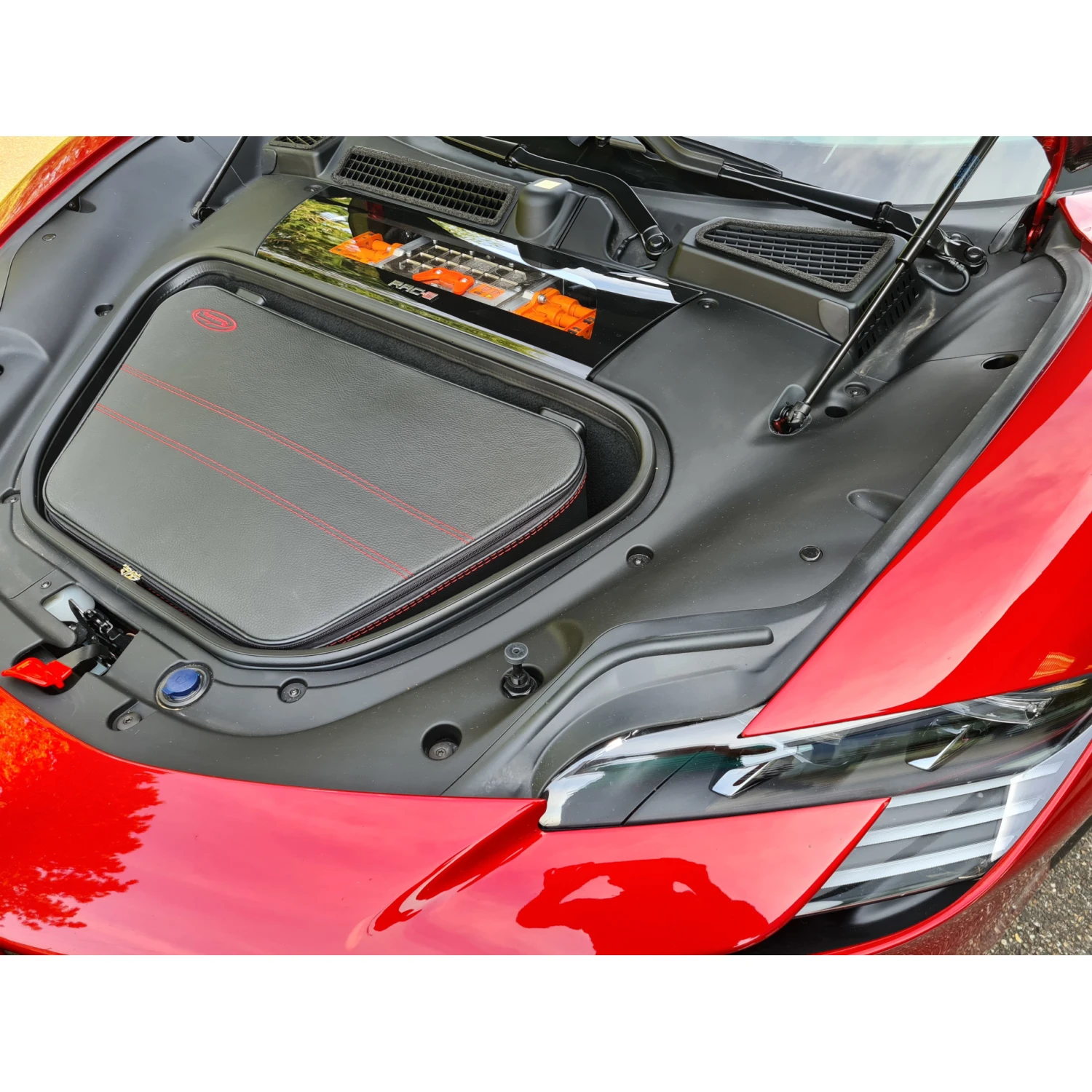 Ferrari SF 90 Spider + Coupé - 2-tlg. Kofferset Kofferraum 7 Ferrari SF 90 Spider + Coupé - 2-tlg. Kofferset Kofferraum – Bild 5