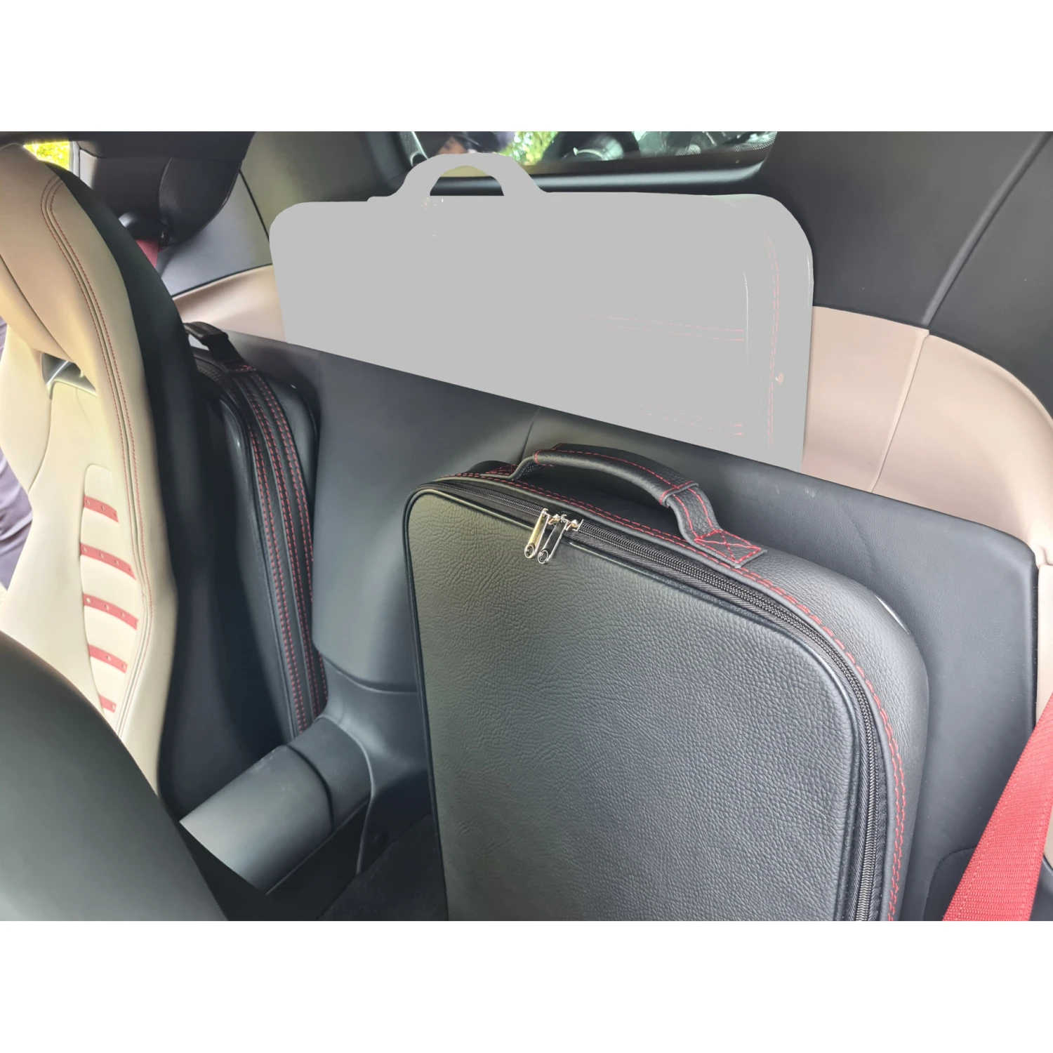 Ferrari SF 90 Spider - 2-tlg. Kofferset Rückbank 4 Ferrari SF 90 Spider - 2-tlg. Kofferset Rückbank – Bild 2